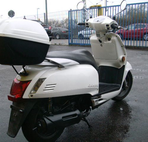 Kymco Like 125 Frische Wartung & Tüv Neu ab Kauf hat 14.643km ist EZ. 07.2009