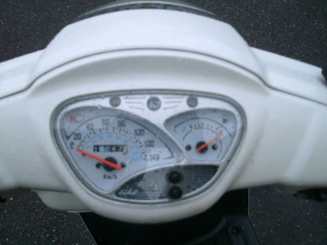 Kymco Like 125 Frische Wartung & Tüv Neu ab Kauf hat 14.643km ist EZ. 07.2009