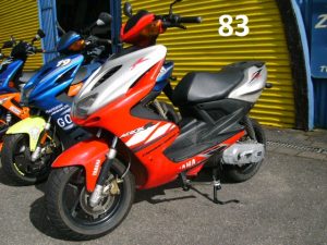 16_Yamaha-Aerox-50-rot-silber-11.03.25-01