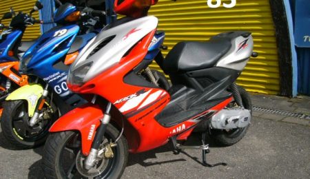 16_Yamaha-Aerox-50-rot-silber-11.03.25-01