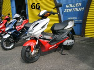 21_Yamaha-Aerox-50-silber-rot-schwarz-25.03.25-01