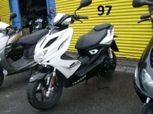 22_Yamaha-Arerox-4-50-weis-schwarz-12.03.25-01