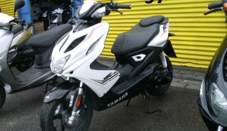 22_Yamaha-Arerox-4-50-weis-schwarz-12.03.25-01