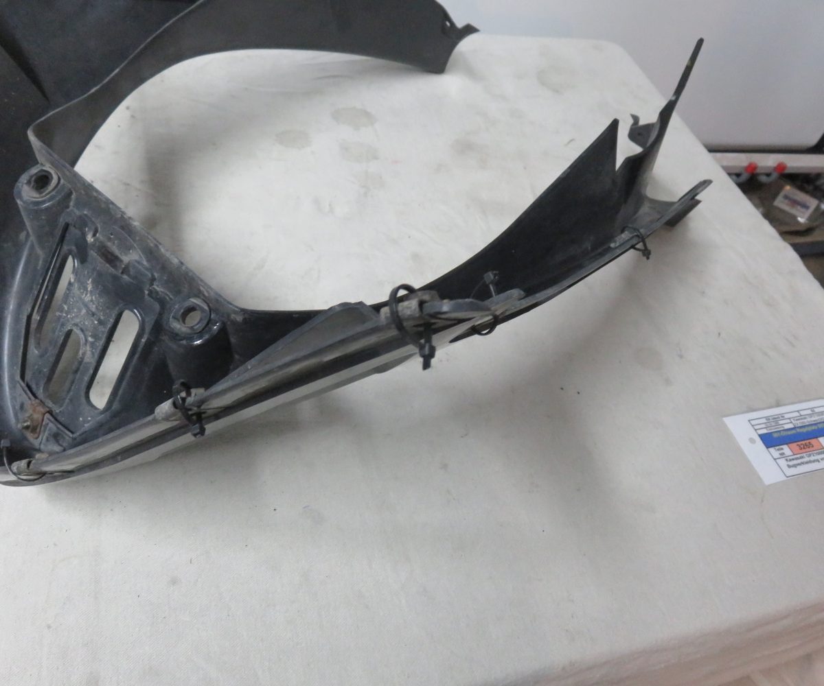 Kawasaki GPZ1000RX-ZX1000 Bugverkleidung vorne Text lesen Kennung 3265 Preis VHB