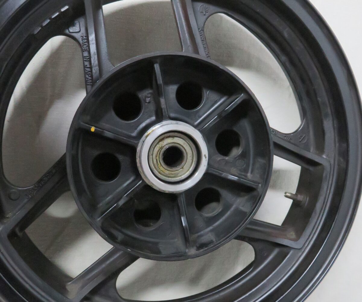 Kawasaki GPZ1000RX-ZX1000 Hinterradfelge mit Bremsscheibenschrauben Kennung 3353 Preis VHB