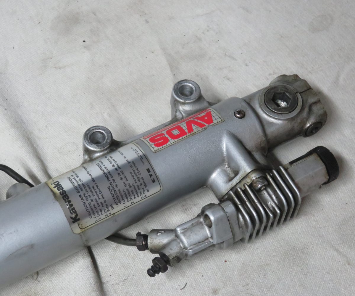 Kawasaki GPZ1000RX-ZX1000 Gabelbein Links Text lesen Kennung 3335 Preis VHB