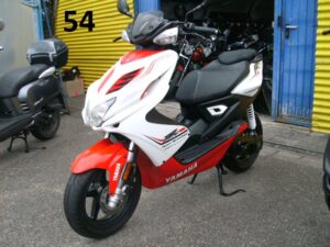16_Yamaha-Aerox-4-50-weis-rot-16.09.24-01